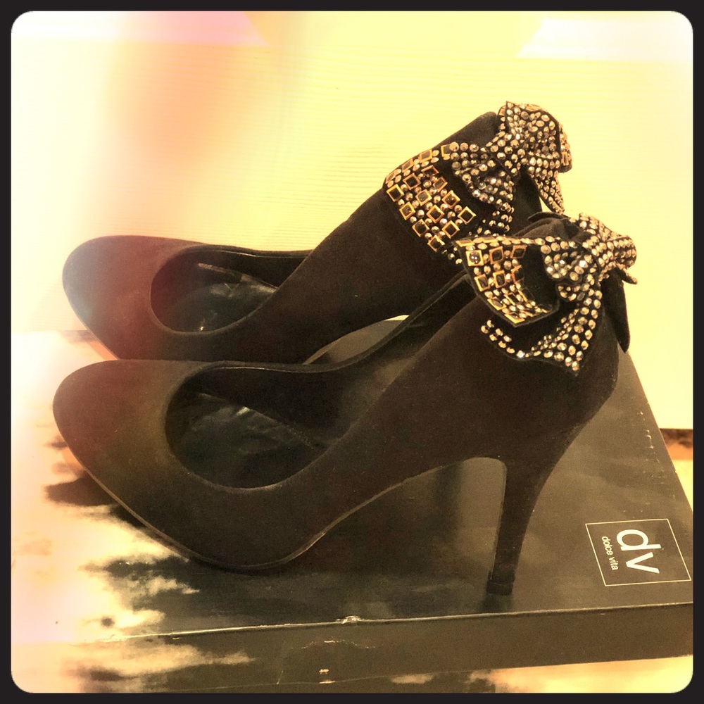 Black bow pumps